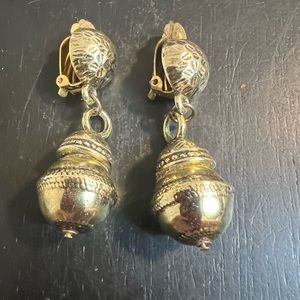 ONE PRE-OWNED PAIR OF 2-1/2” GOLDTONE DANGLE CLIP ON EARRINGS CTM1